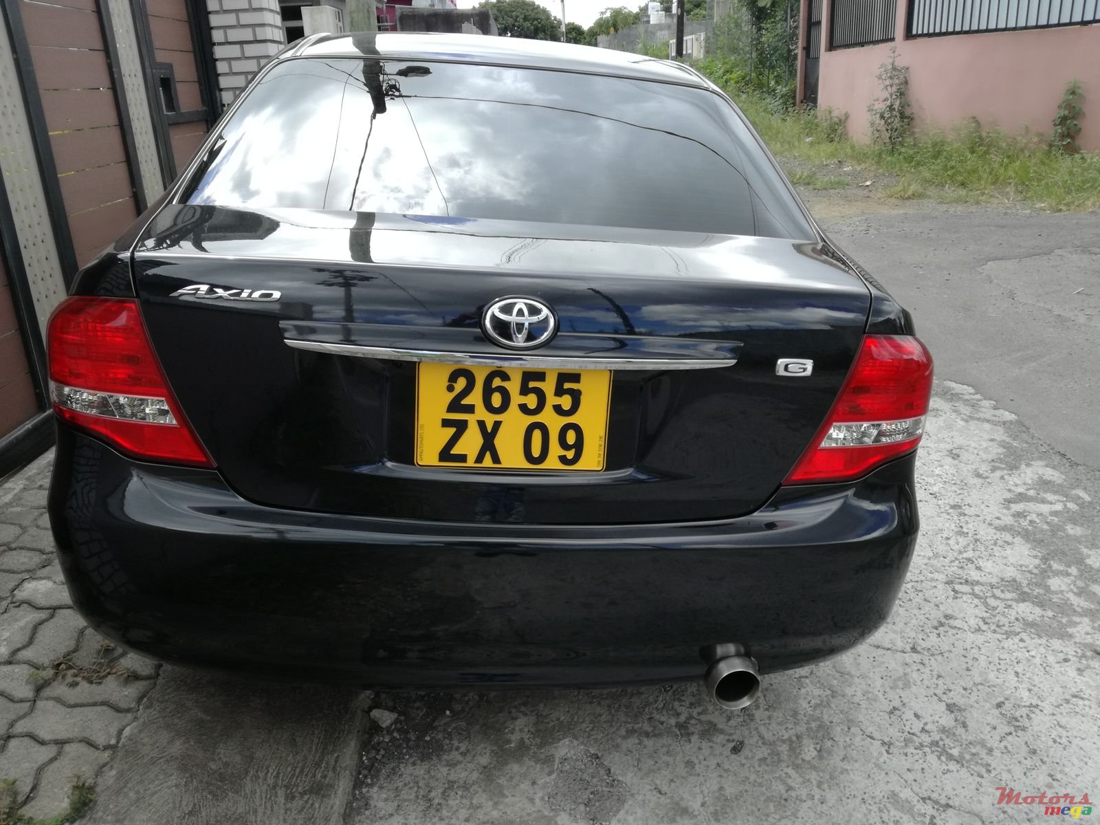 2009' Toyota Axio Grade G saloon photo #2