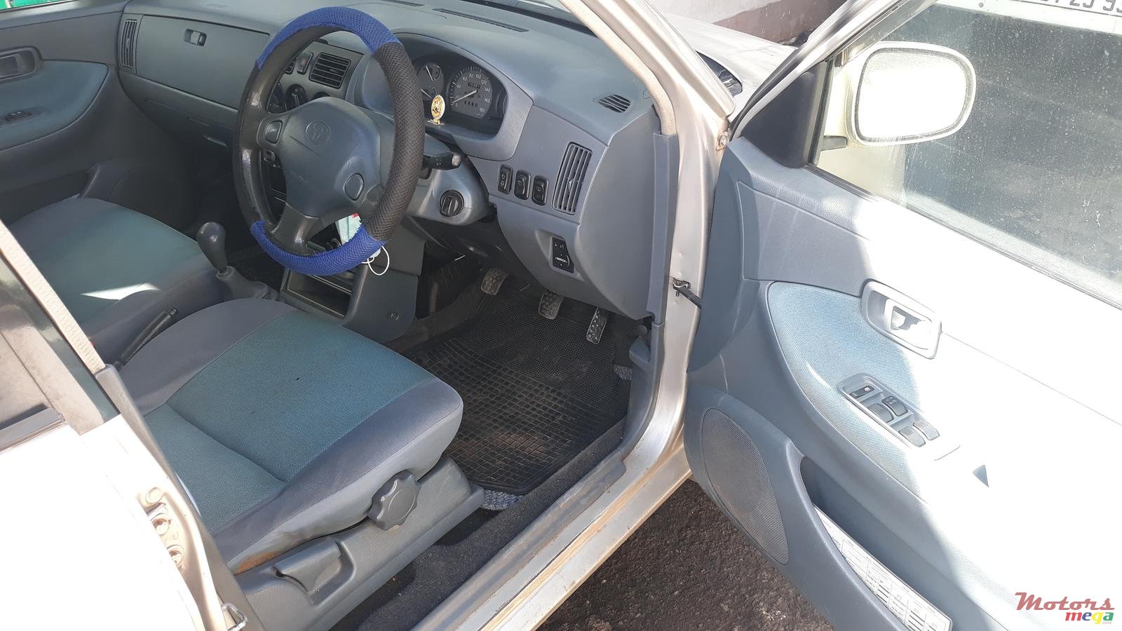 2002' Toyota photo #7