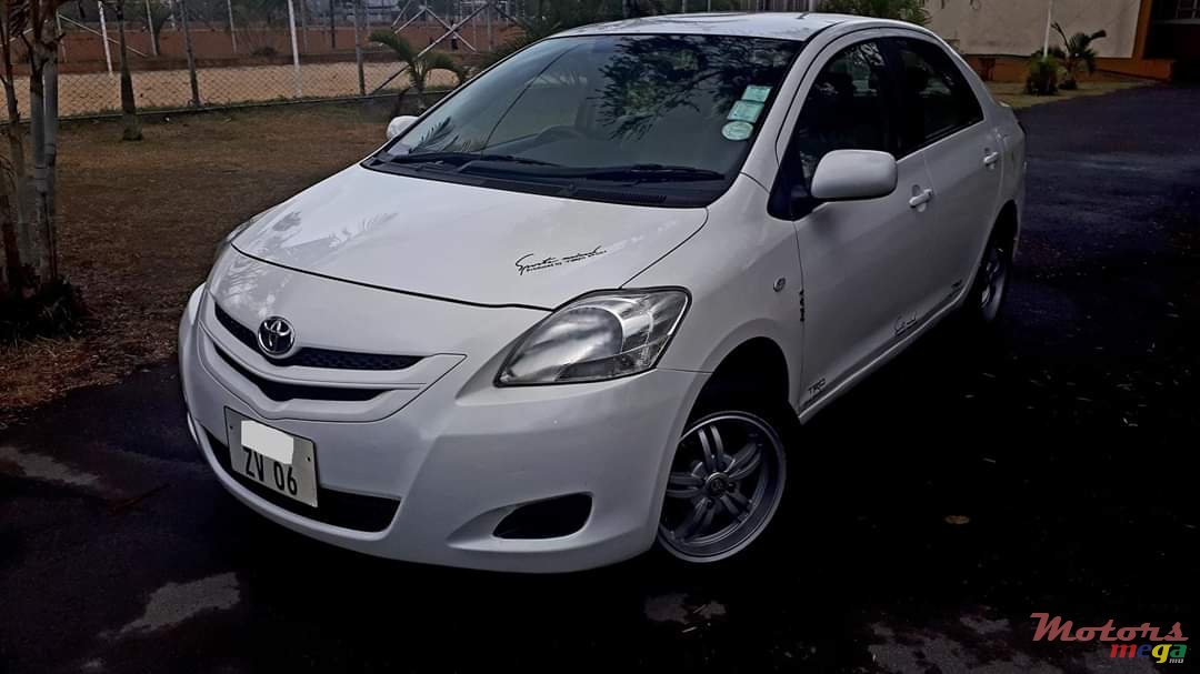 2006' Toyota Belta photo #2