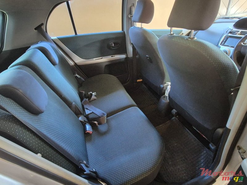2006' Toyota Vitz photo #5
