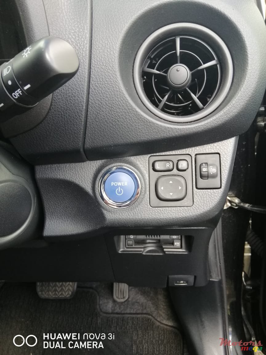 2017' Toyota Vitz photo #3