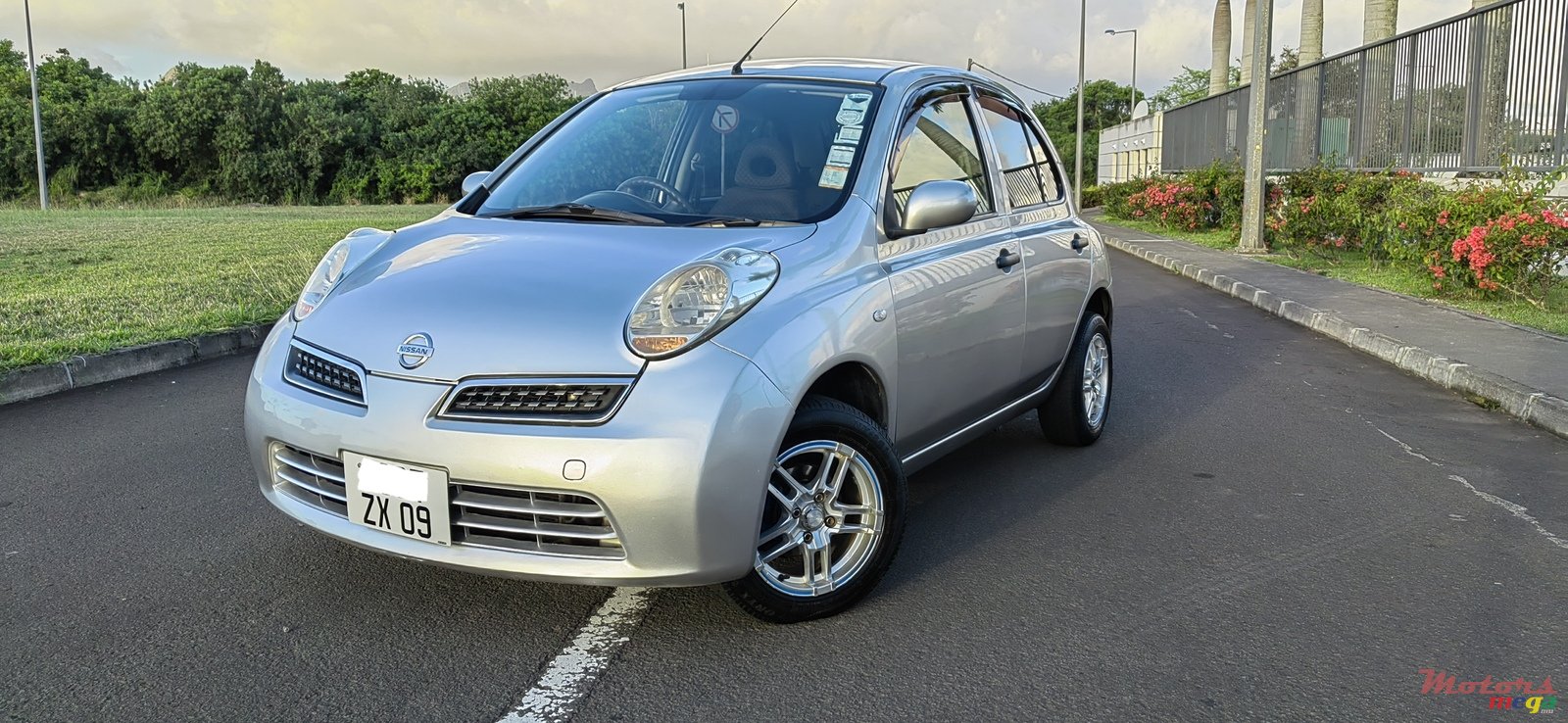 2009' Nissan photo #2