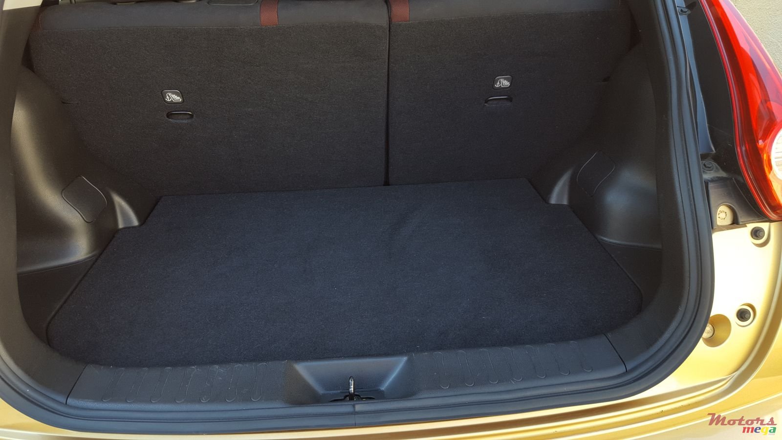 2013' Nissan Juke Hatchback photo #5