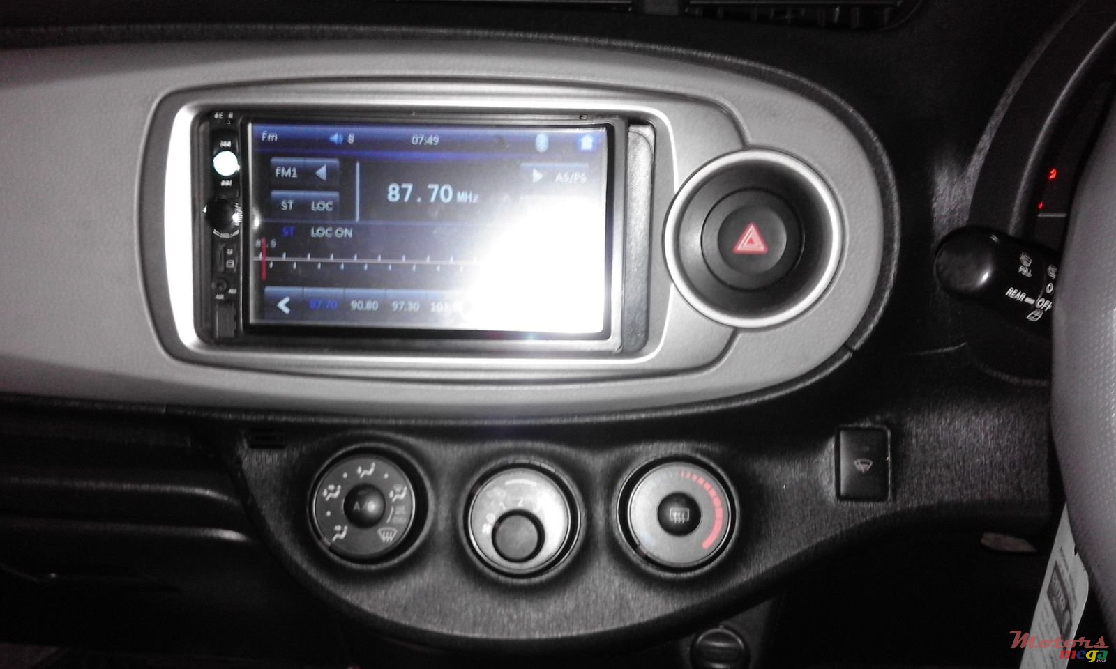 2011' Toyota Vitz photo #6