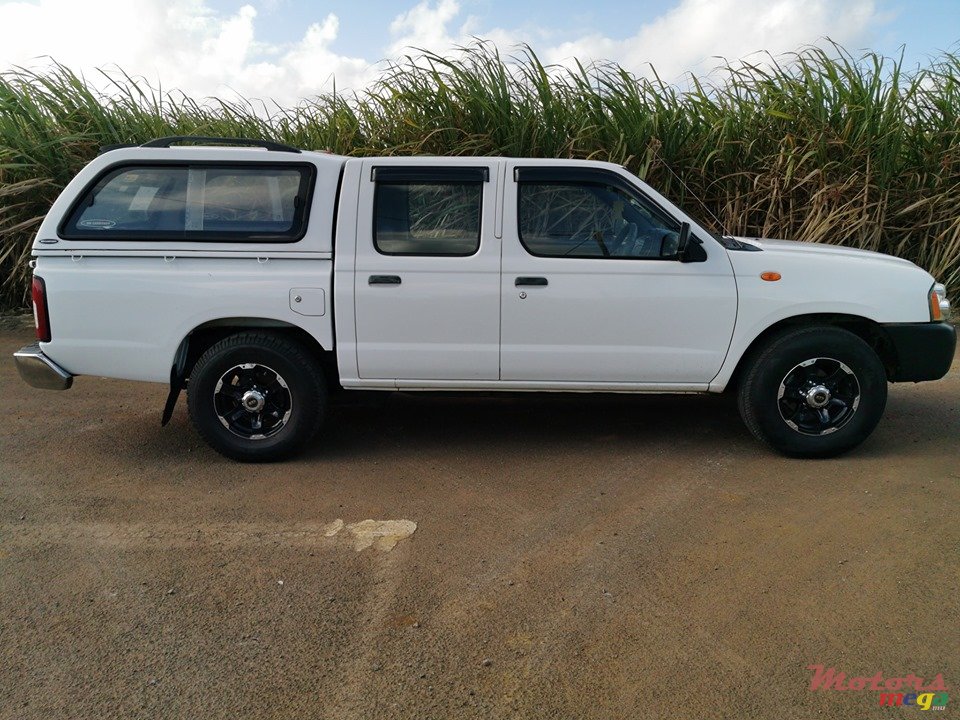 2013' Nissan NP300 photo #2