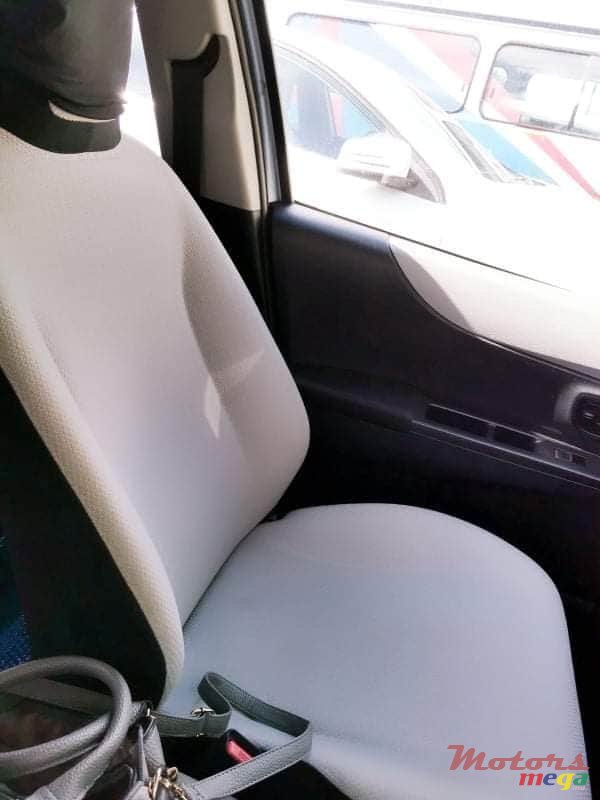 2012' Toyota Vitz photo #5