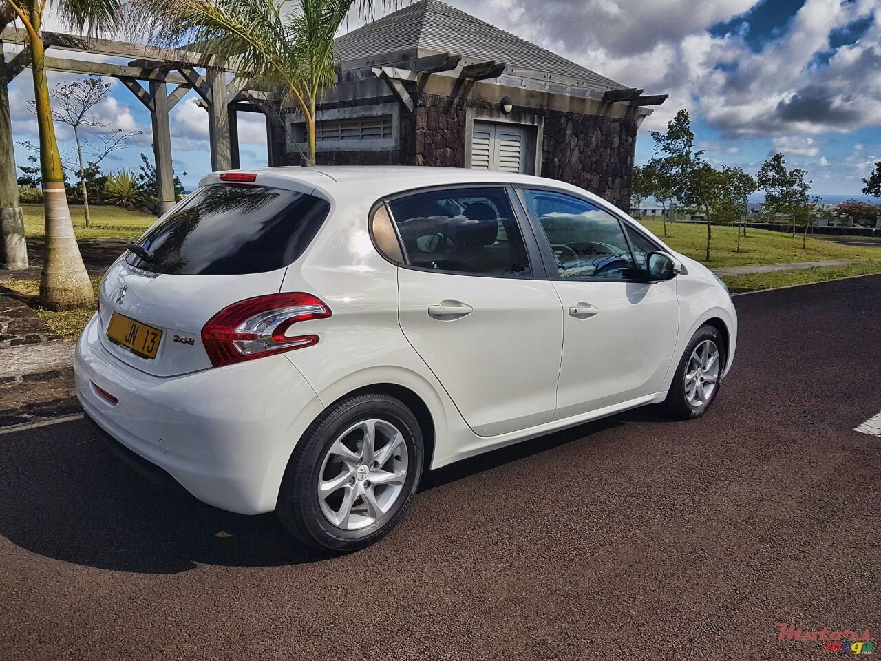 2013' Peugeot 208 photo #1
