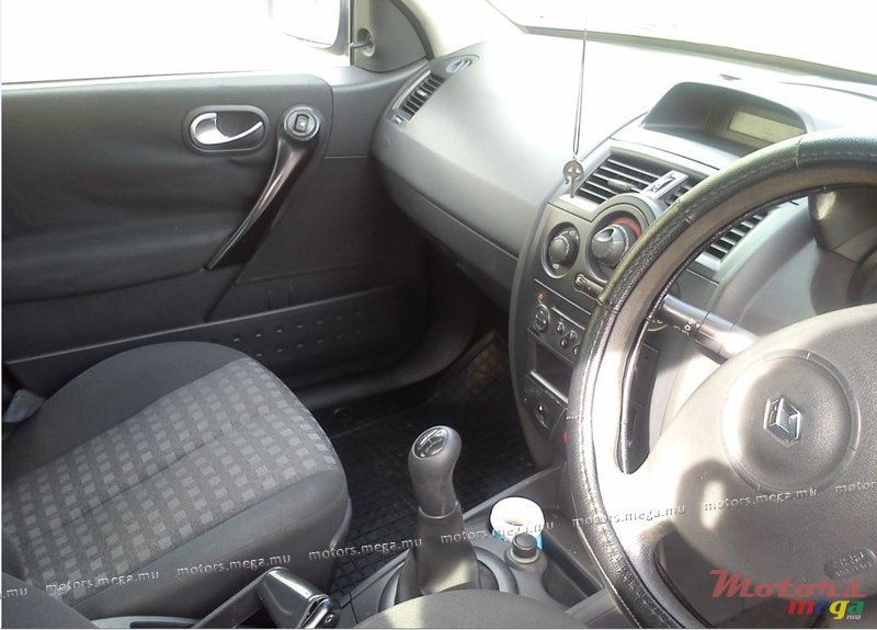 2006' Renault Sedan photo #5