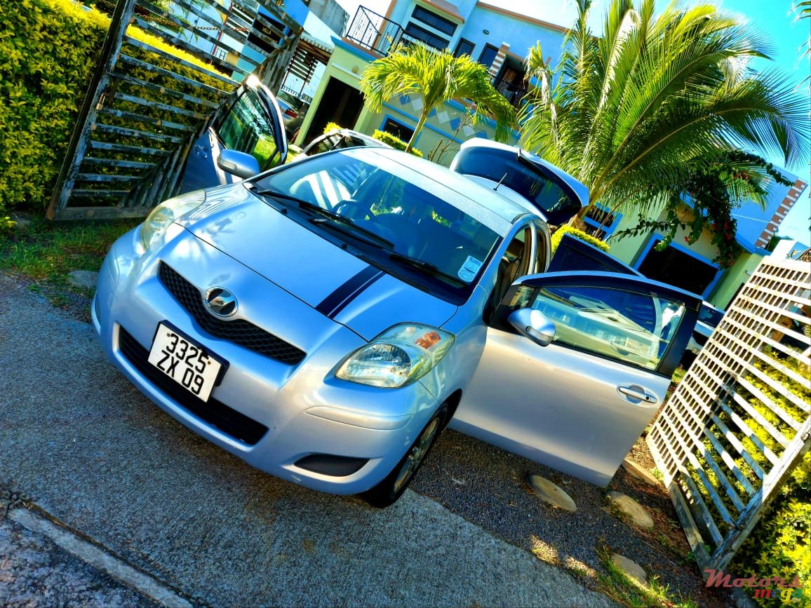 2009' Toyota Vitz Jant cosmic photo #2