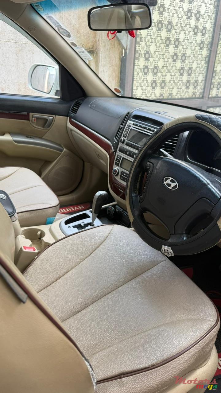 2009' Hyundai Santa Fe photo #6