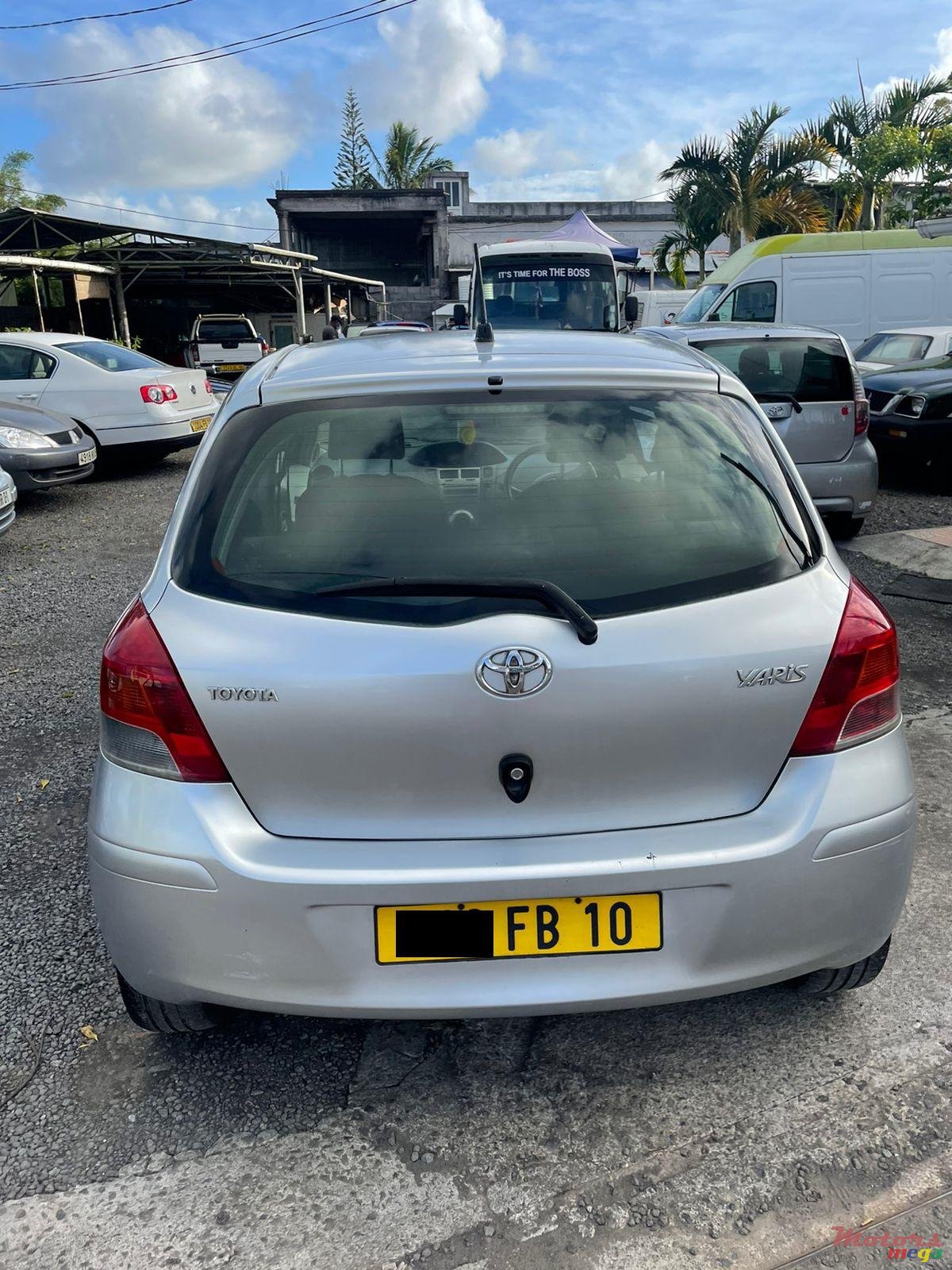 2010' Toyota Yaris photo #7