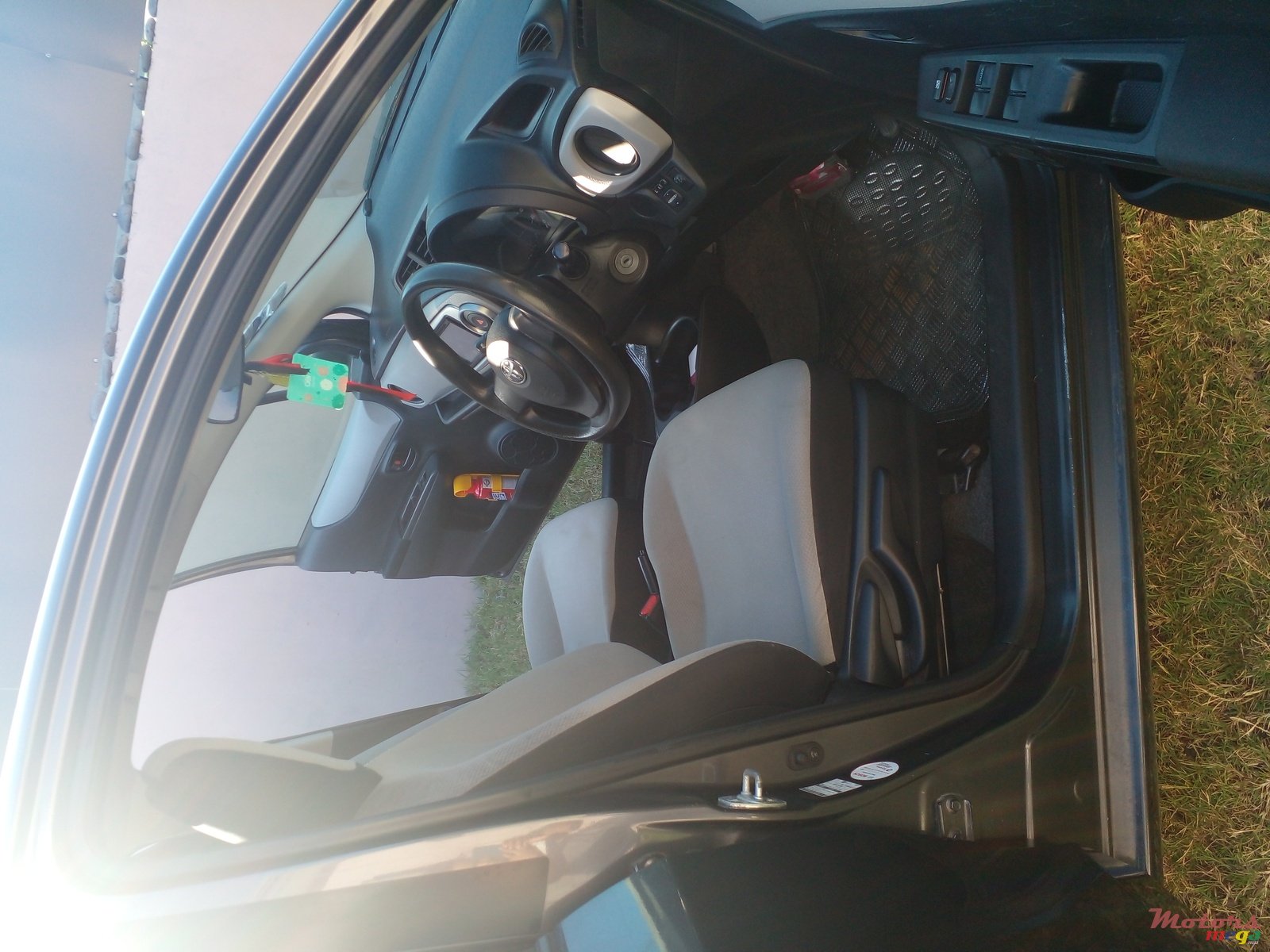 2012' Toyota Vitz photo #2