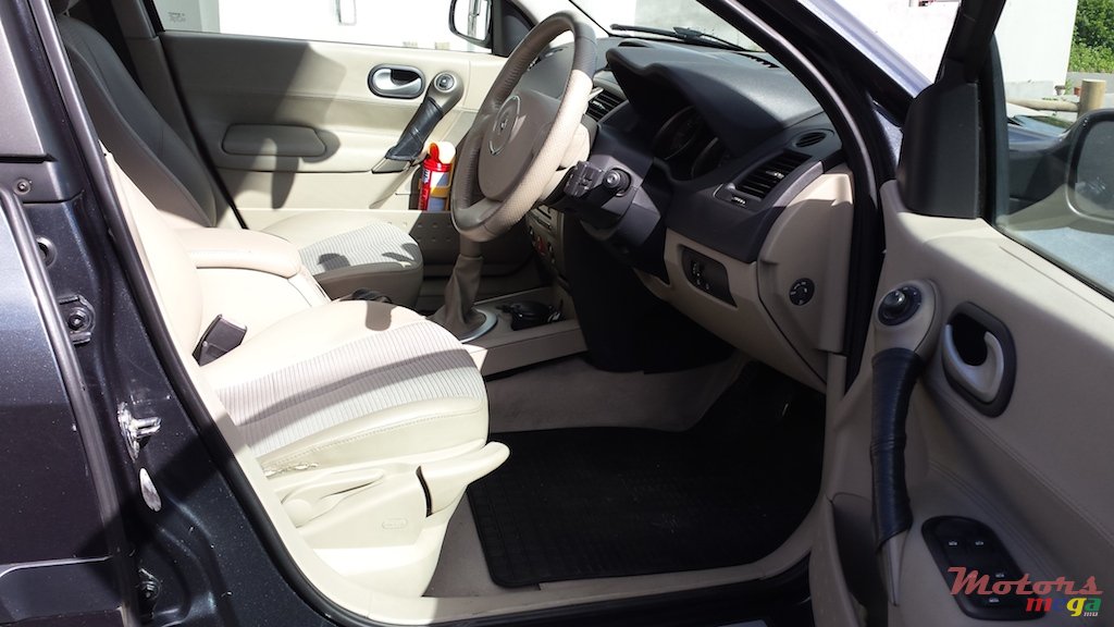 2009' Renault Megane photo #3