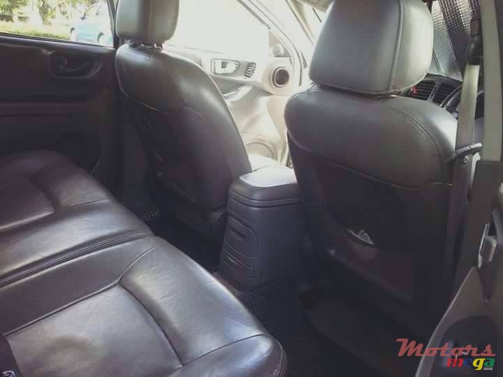 2004' Hyundai Santa Fe photo #5