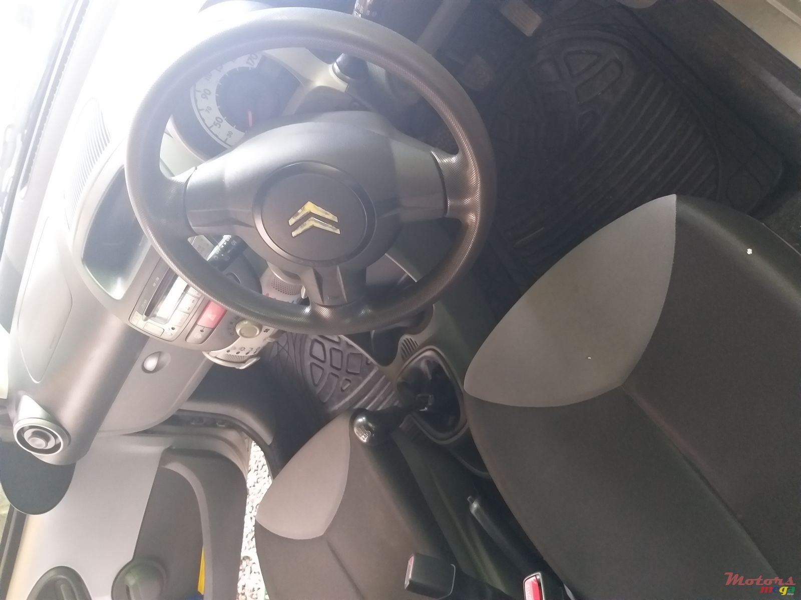 2012' Citroen C1 photo #1