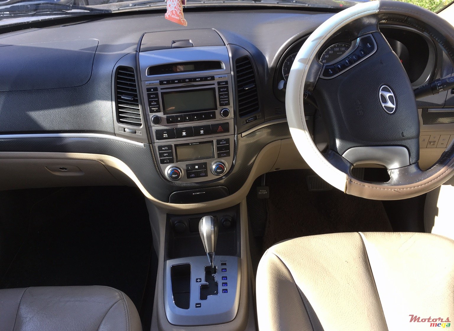 2010' Hyundai Santa Fe photo #3