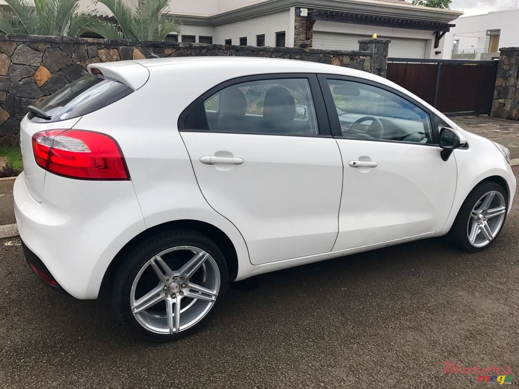 2012' Kia Rio photo #2