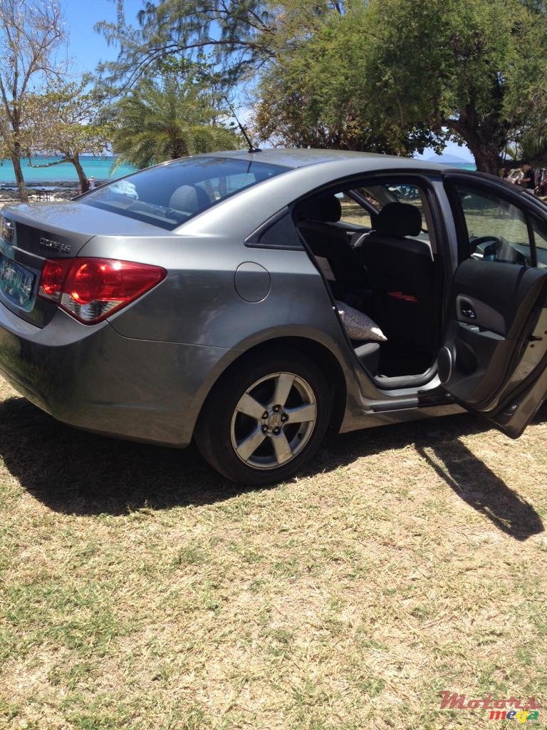 2010' Chevrolet Cruze LS photo #4