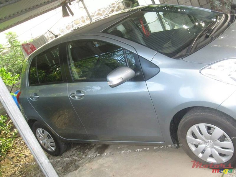 2009' Toyota Vitz photo #1