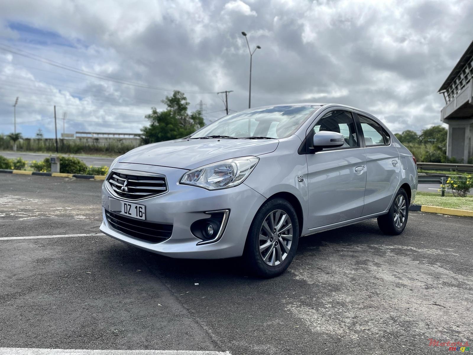 2016' Mitsubishi photo #3