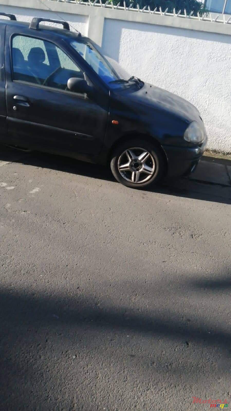 2002' Renault Clio photo #2