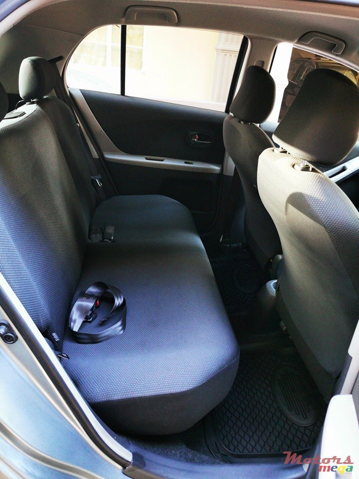 2010' Toyota Vitz photo #5