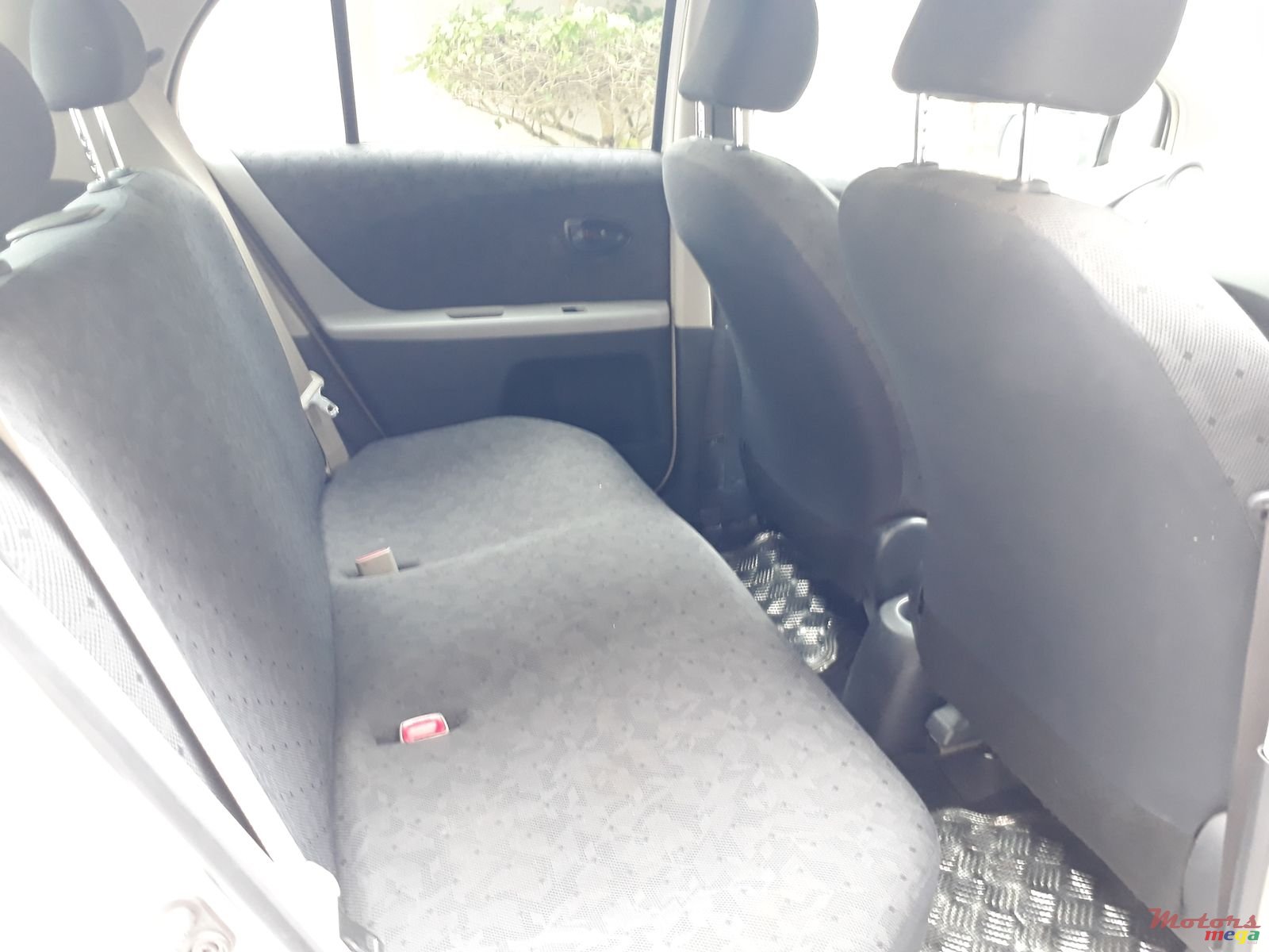 2006' Toyota Vitz photo #4