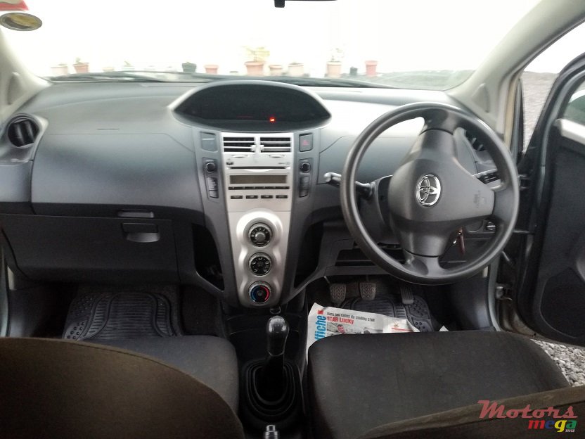 2006' Toyota Yaris Manual photo #3