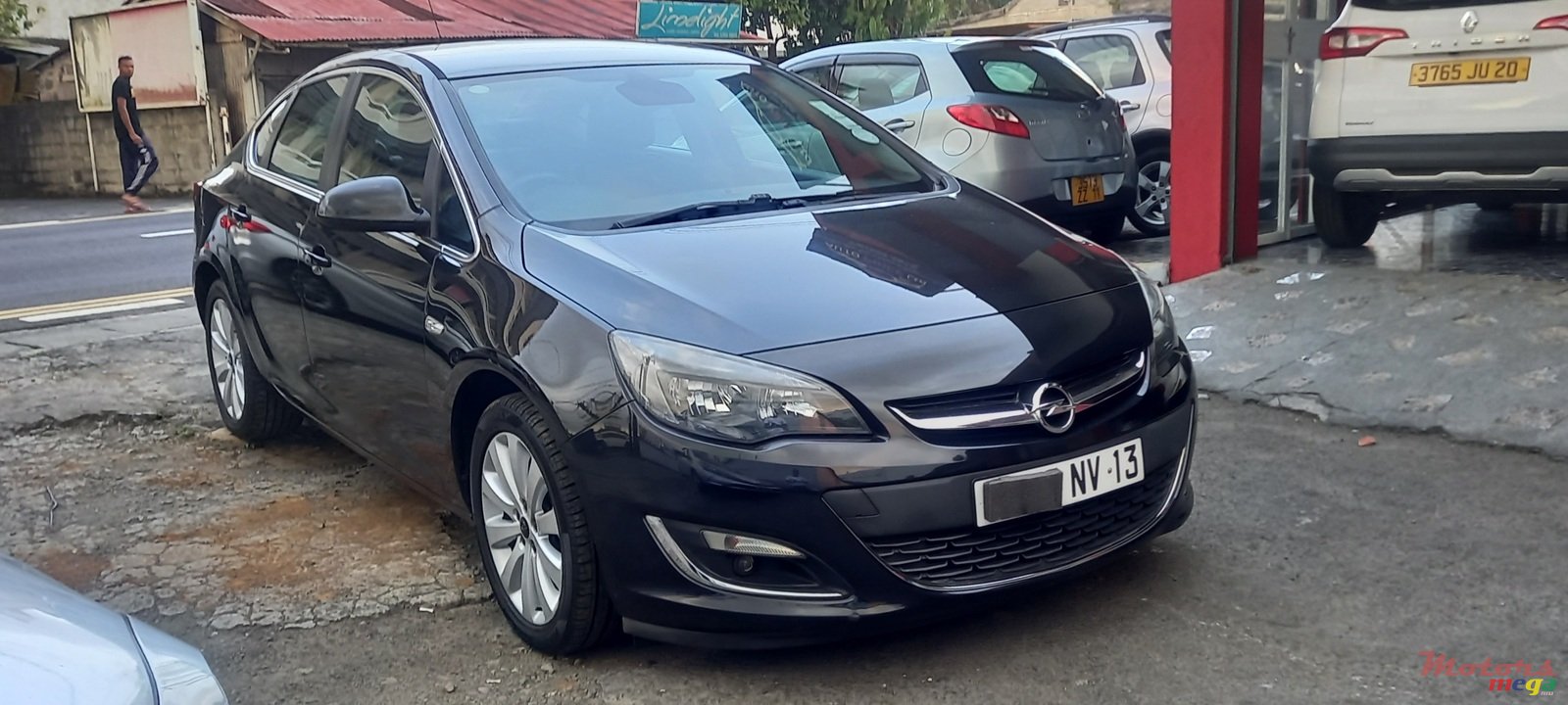 2013' Opel Astra photo #2