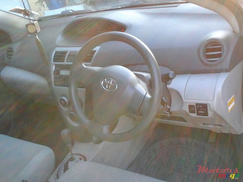 2008' Toyota Yaris photo #4