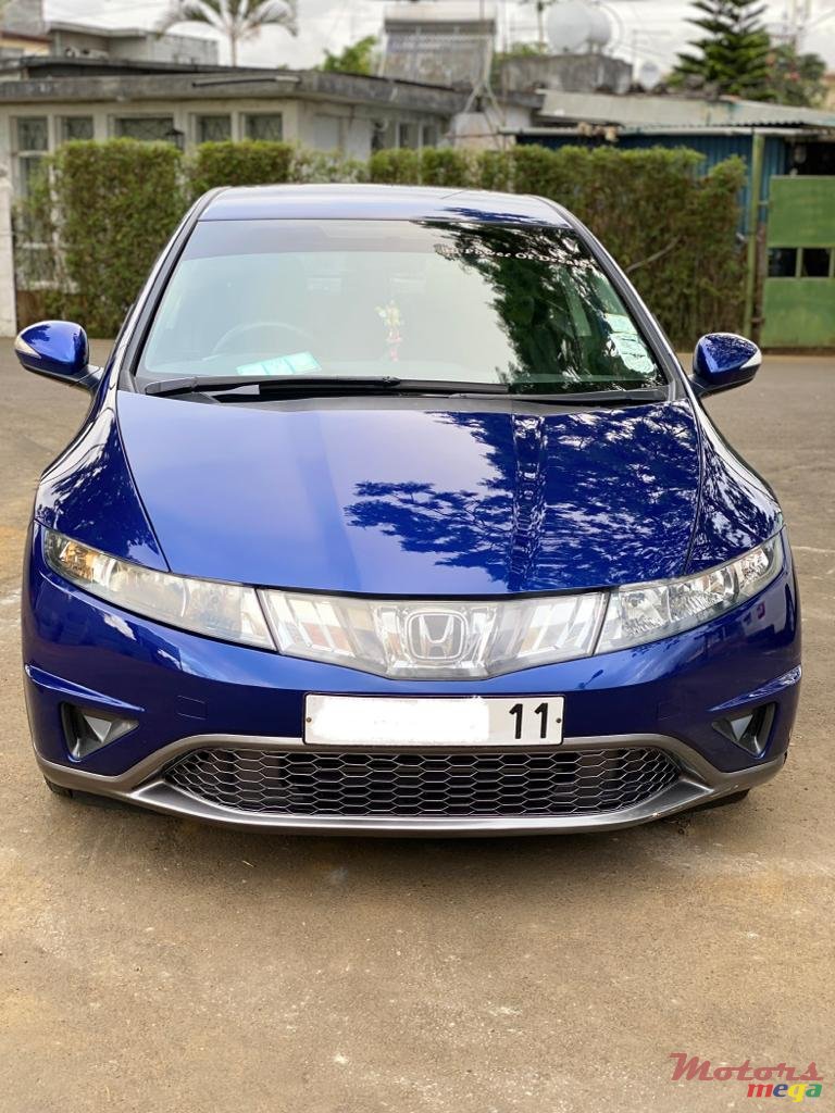 2011' Honda Civic Hatchback photo #2