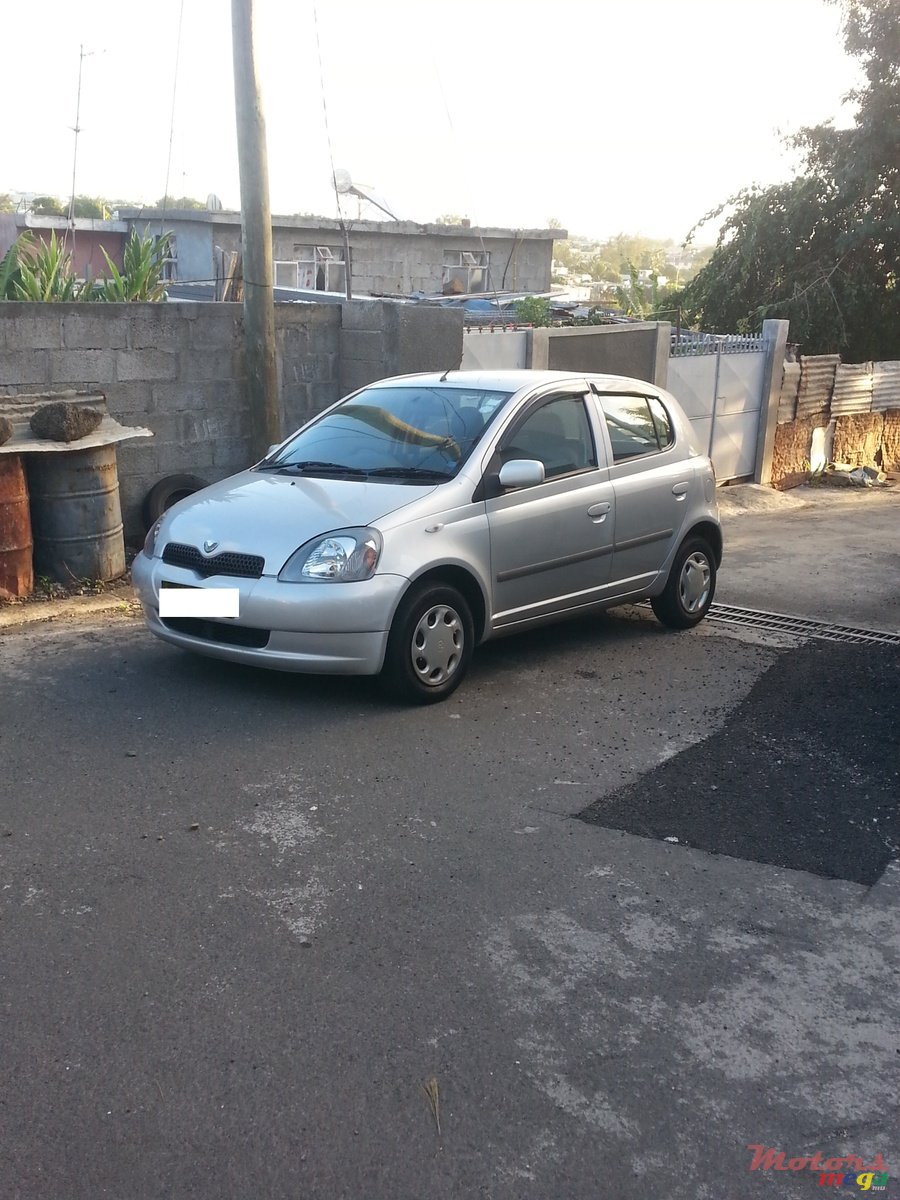 1999' Toyota Vitz photo #2