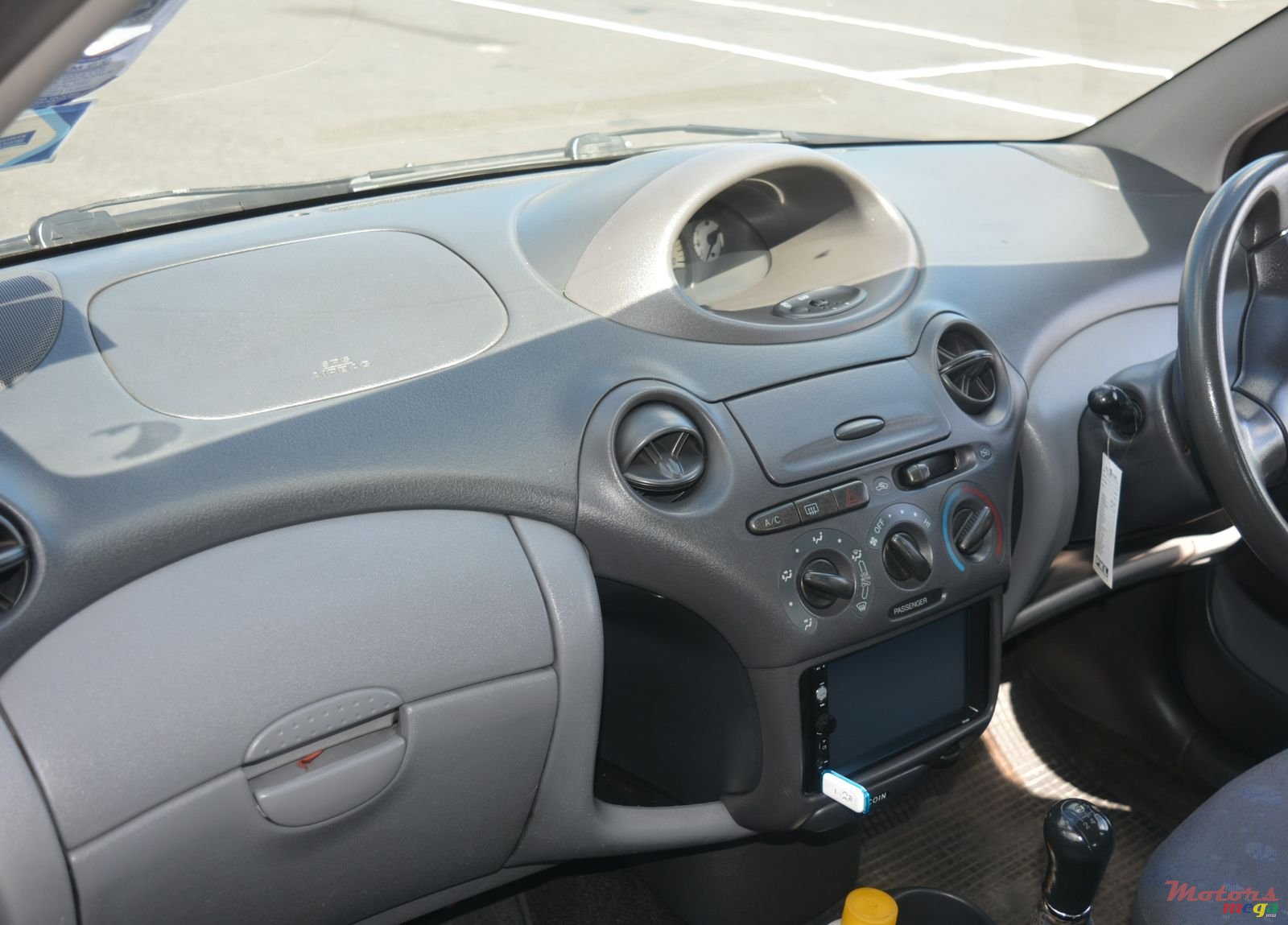 2002' Toyota Vitz photo #5