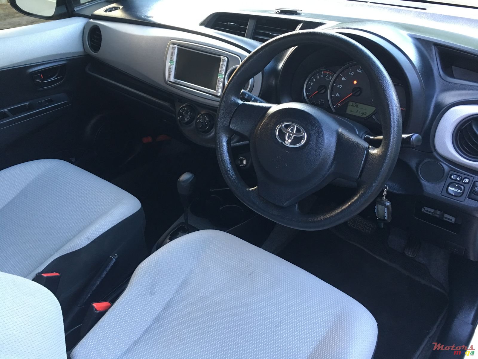 2012' Toyota Vitz photo #6