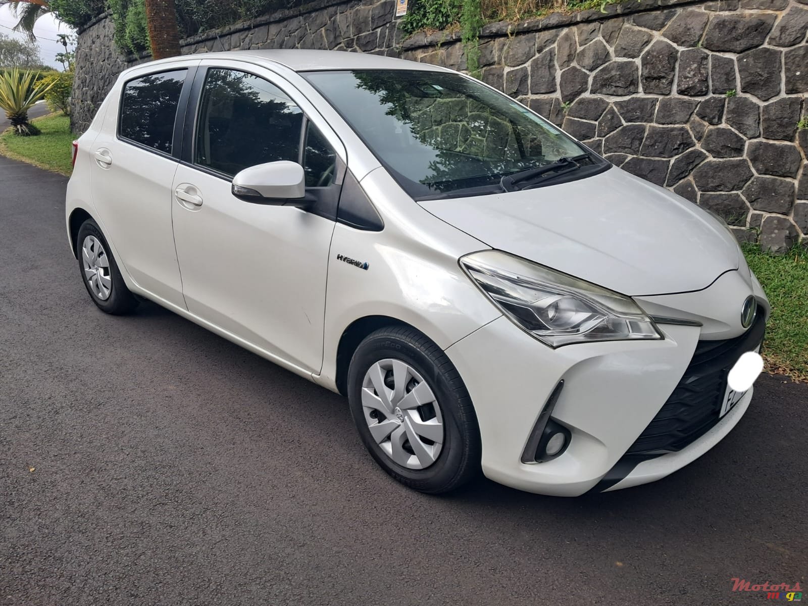 2017' Toyota Vitz Hybrid photo #2