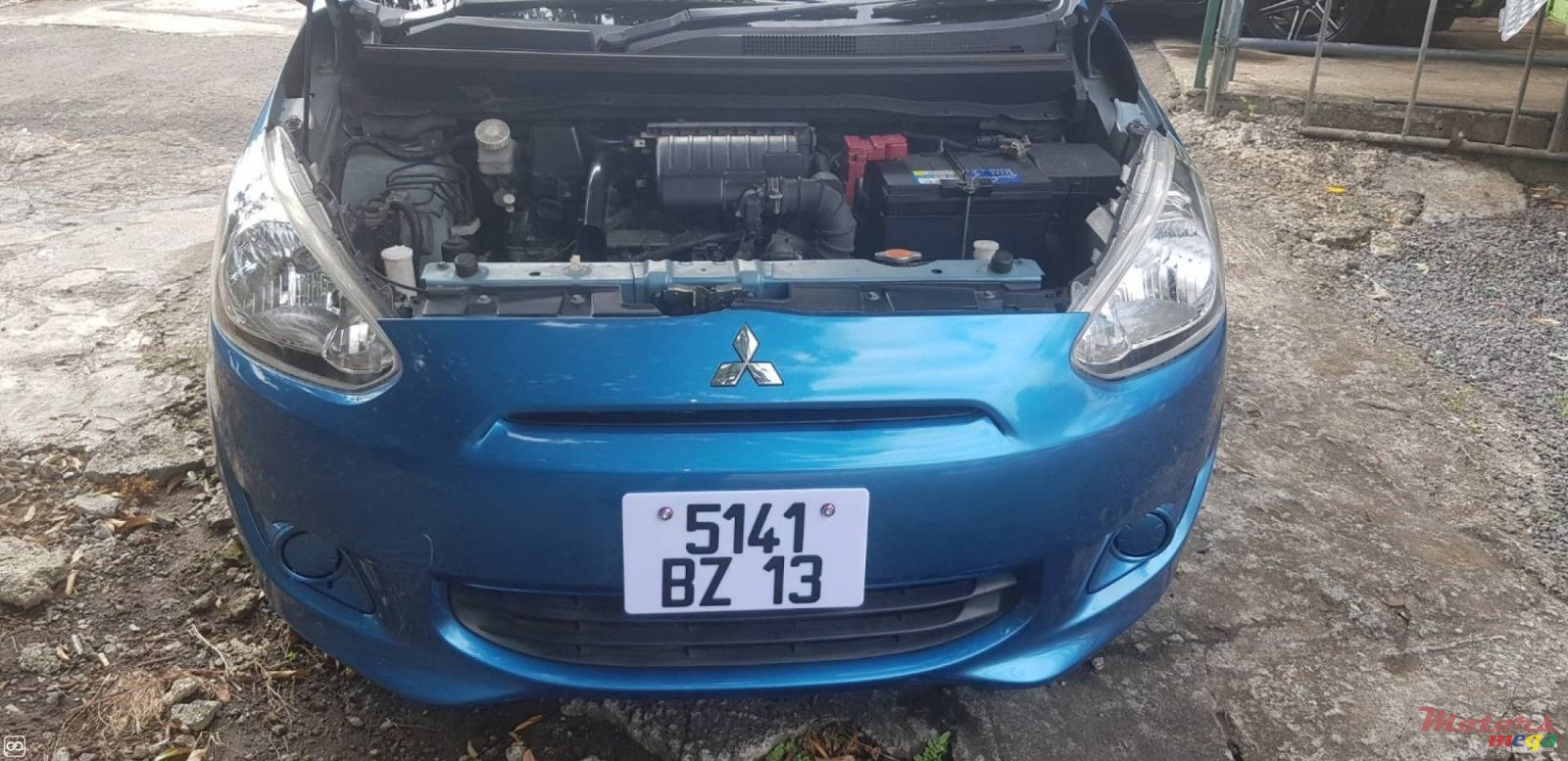 2013' Mitsubishi Mirage photo #3