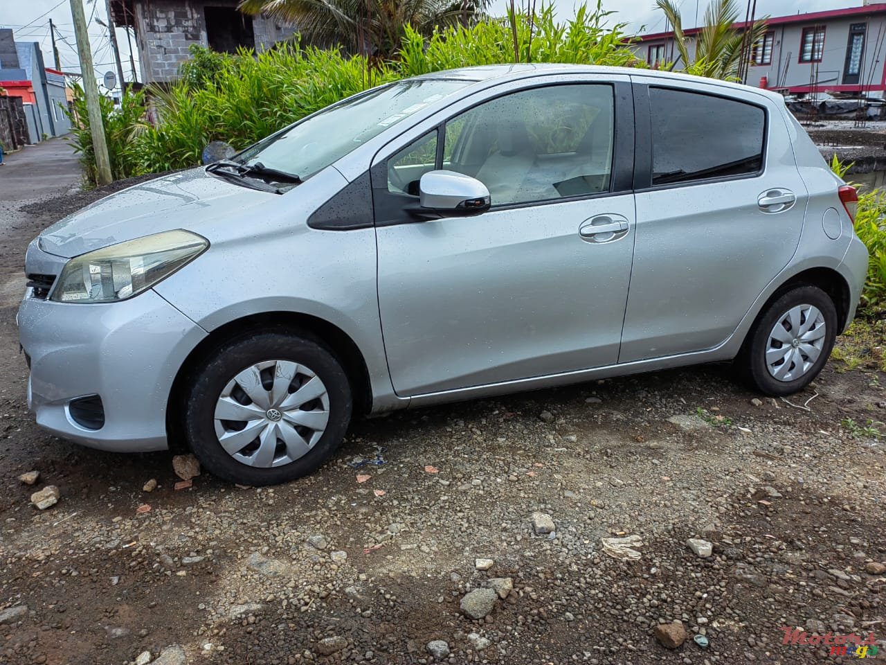 2013' Toyota Vitz photo #2