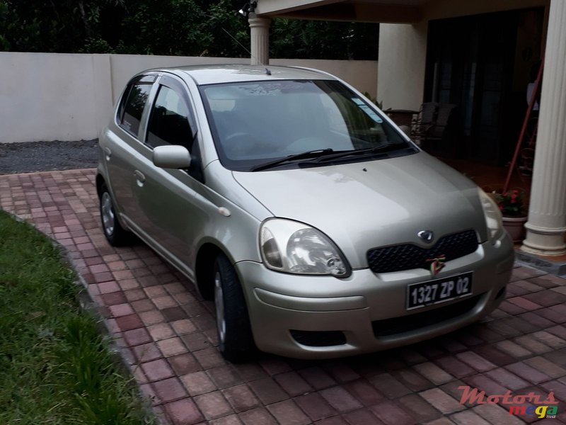 2002' Toyota Vitz photo #2