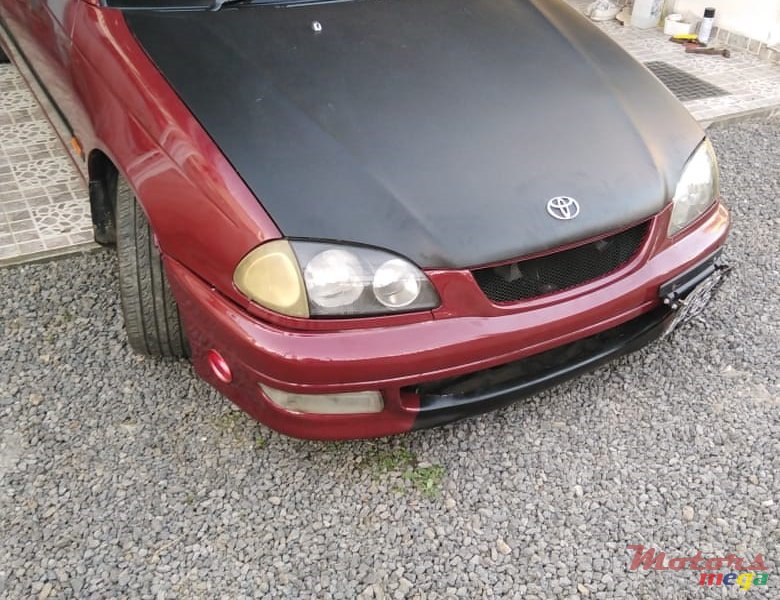 1999' Toyota Avensis photo #1