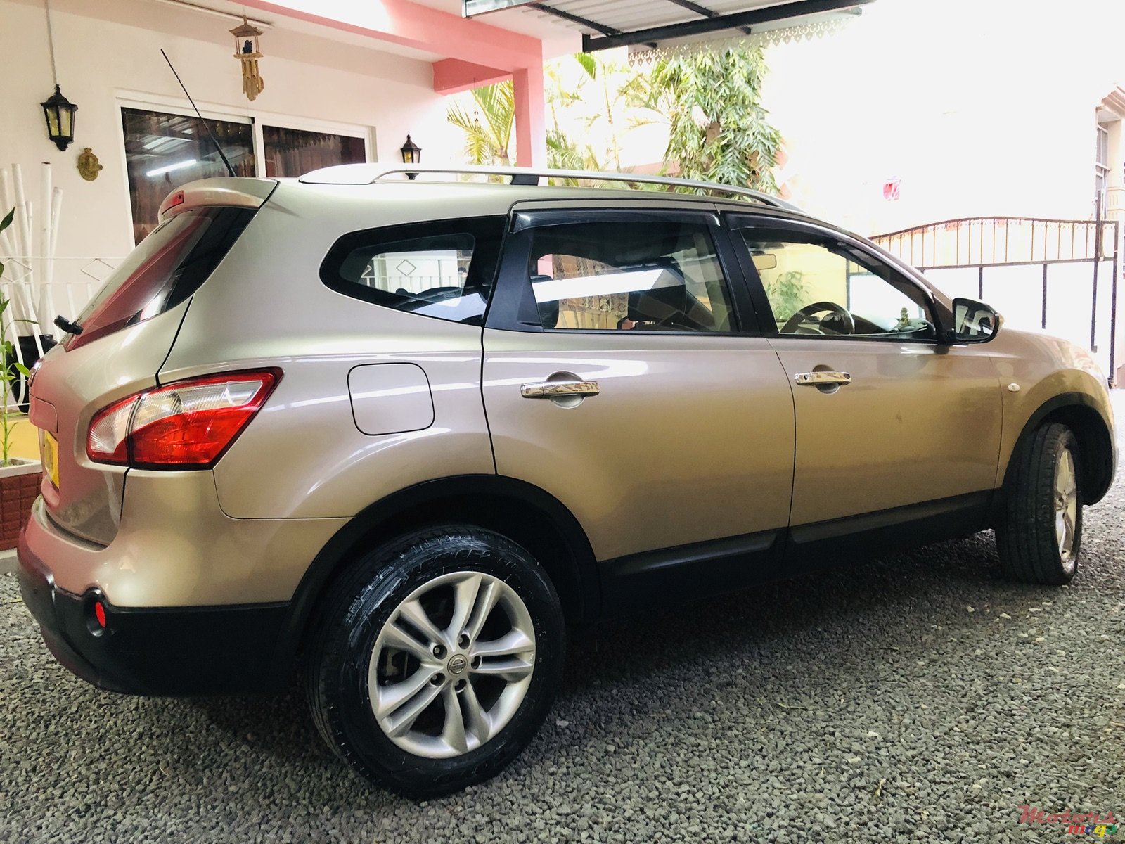 2010' Nissan Qashqai+2 photo #3