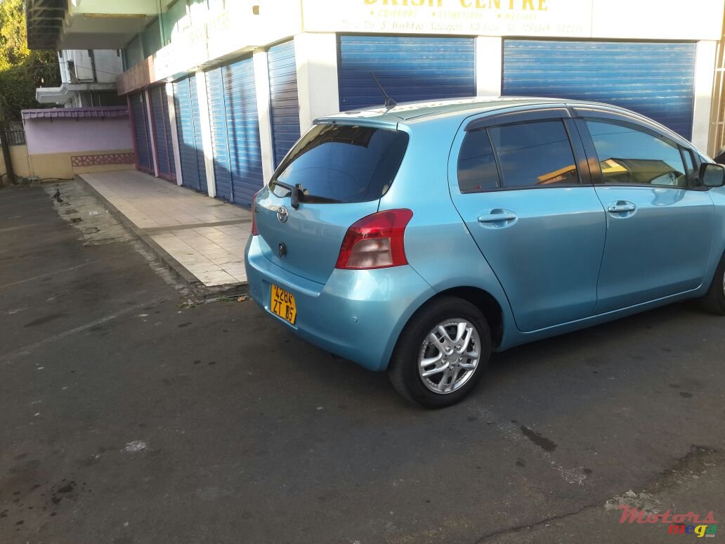 2005' Toyota Vitz photo #2