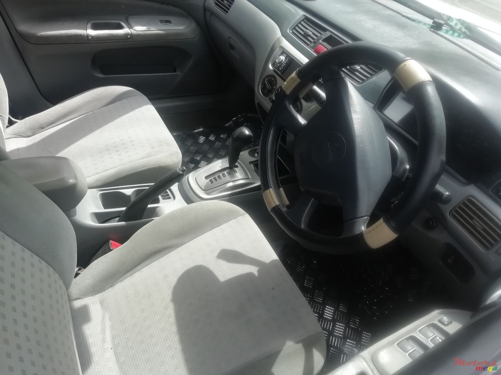 2004' Mitsubishi Lancer photo #5