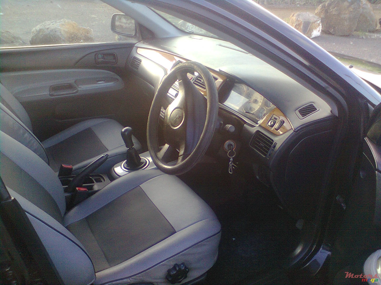 2006' Mitsubishi Space Wagon photo #2