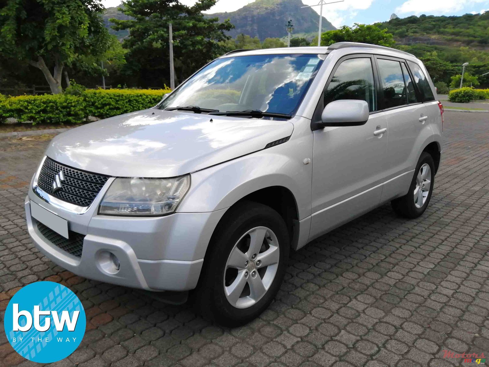 2011' Suzuki Grand Vitara photo #2