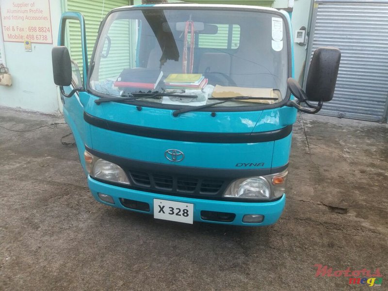 2004' Toyota HiAce photo #7