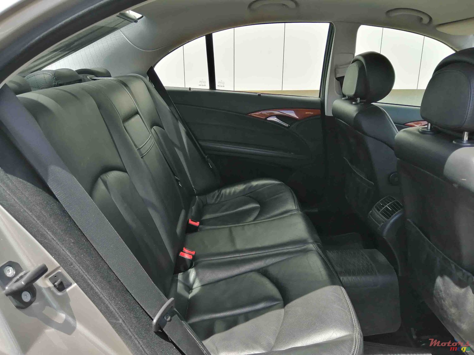 2008' Mercedes-Benz 200E photo #4