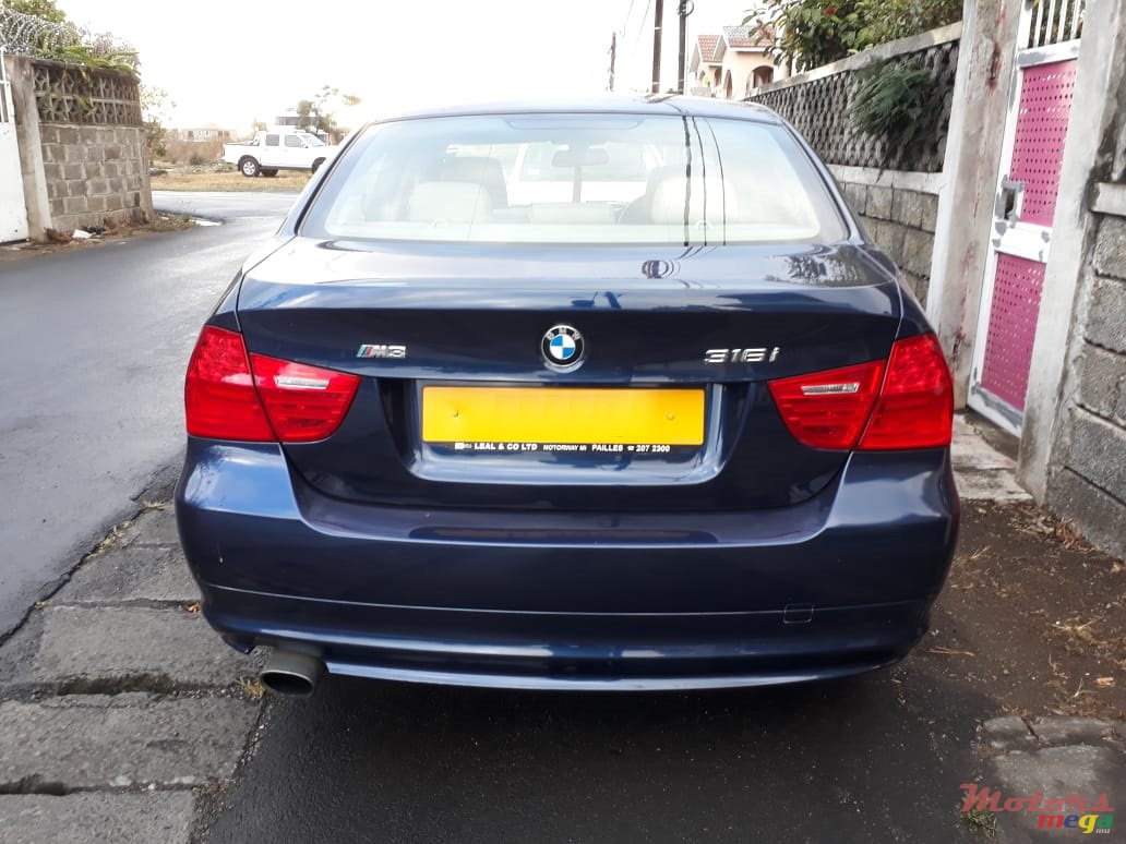 2010' BMW 3 Series photo #7