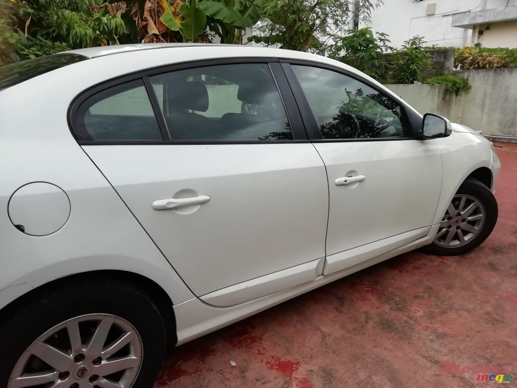 2011' Renault Fluence photo #1