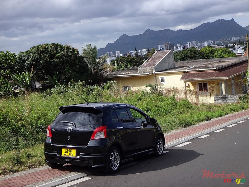 2005' Toyota Vitz photo #3