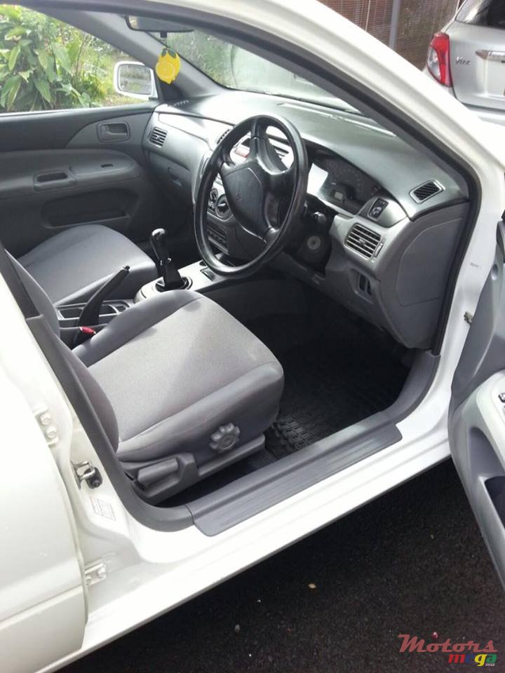 2009' Mitsubishi Lancer GLX photo #3